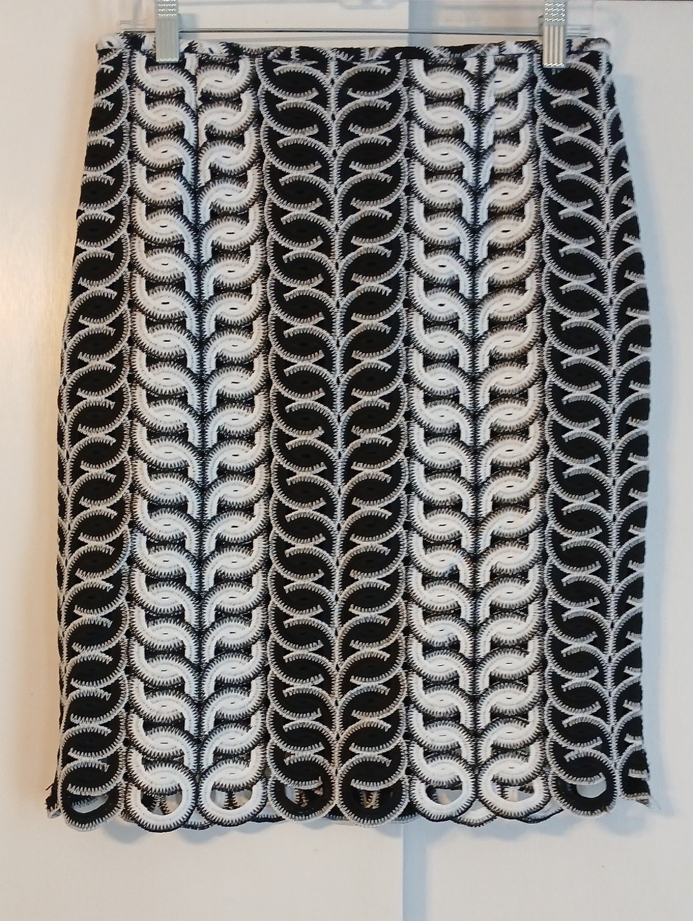 Tahari ASL Black & White "Scallop" Design Midi Skirt in Size 6